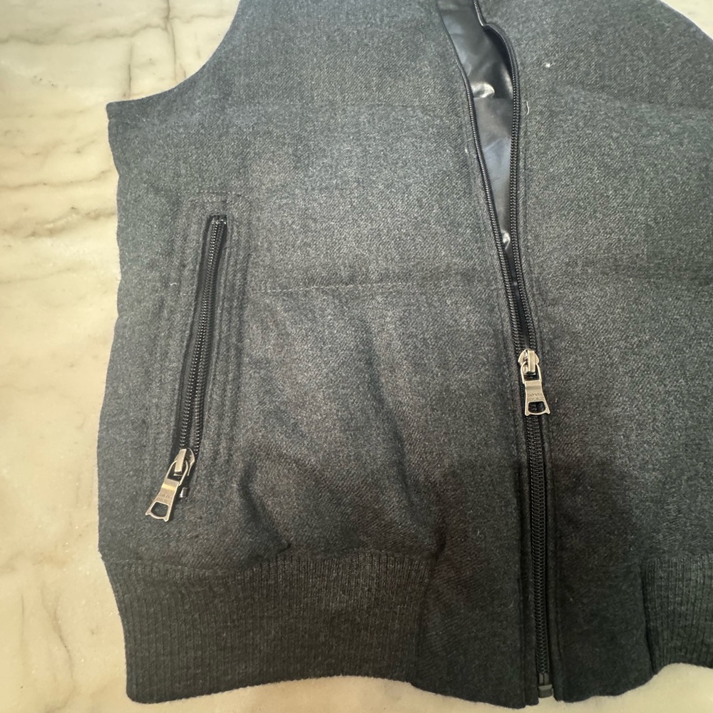 Banana Republic women’s grey insulated vest size medium - Picture 3 of 8
